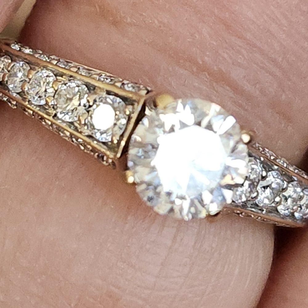 Michael Hill jeweler 18 k gold ring with.1.20 carats natural diamond.